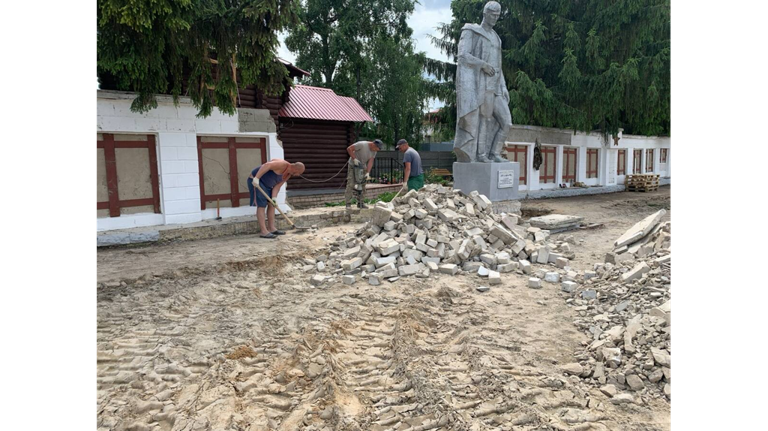В Стародубе продолжается реконструкция Стены Памяти
