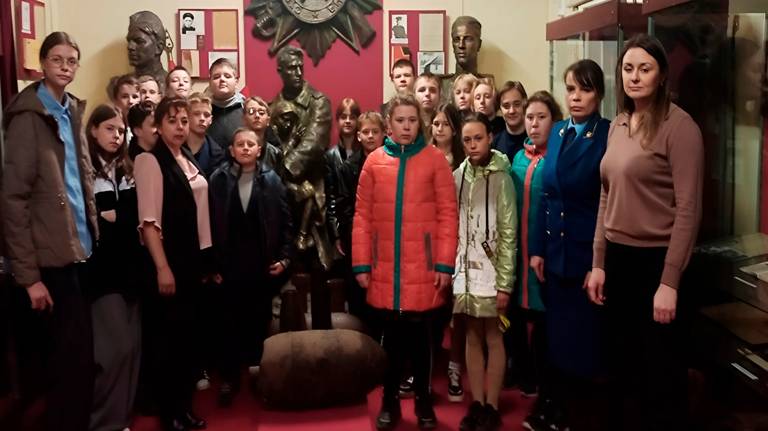 В Клетне работники прокуратуры и школьники посетили краеведческий музей