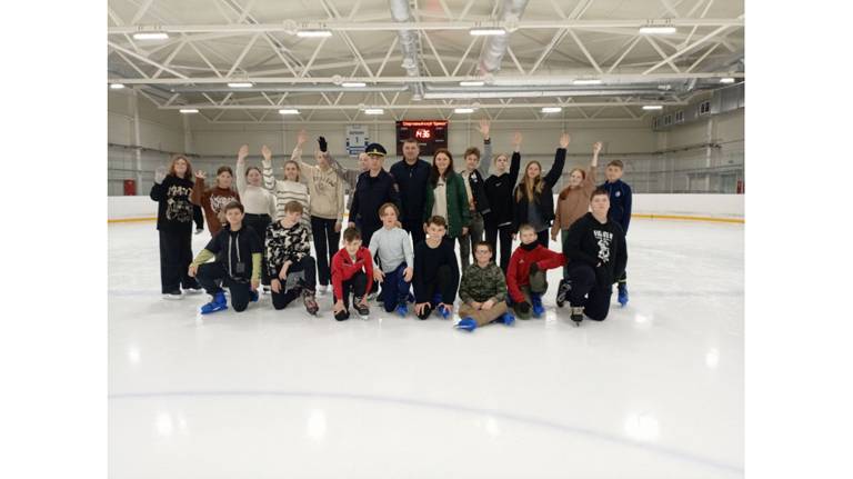 Брянские полицейские организовали для школьников мастер-класс по катанию на коньках
