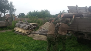 Брянская епархия передала военнослужащим дрова