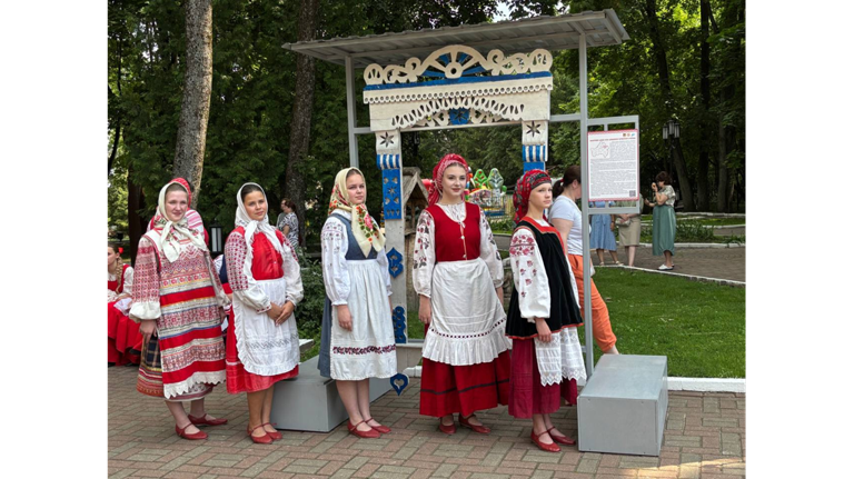 В парке Толстого в Брянске торжественно открыли проект «Родные окна»