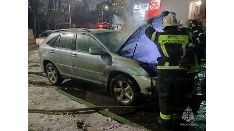 В Брянске потушили горящую легковушку