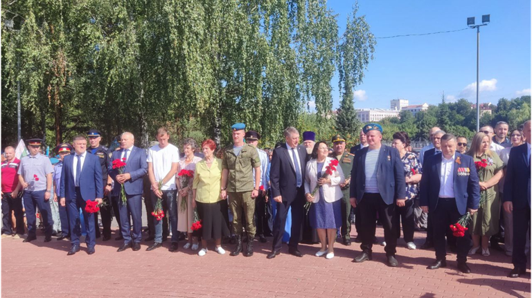 В Брянске возложили цветы к памятнику «Круговая оборона» в честь Дня ВДВ