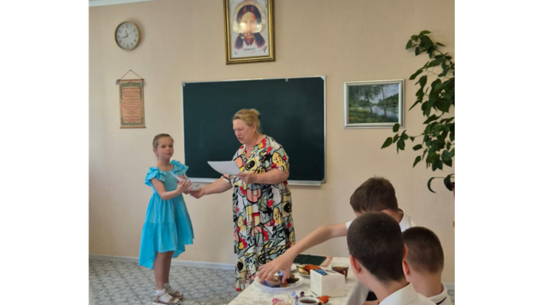 В храме брянского поселка Локоть вручили дипломы выпускникам воскресной школы