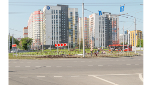 Новая кольцевая развязка в Брянске превратилась в зеленый островок