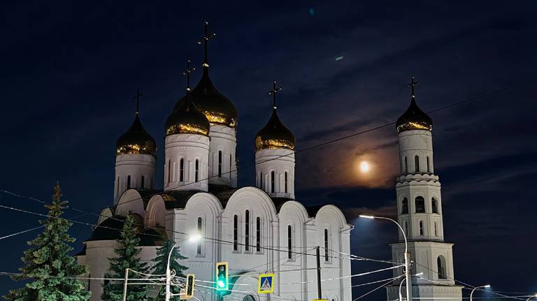 Брянцы запечатлели в ночном небе огромную Луну  