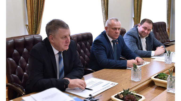Александр Богомаз встретился с директором Клинцовского автокранового завода