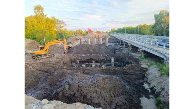 На строительстве моста через Судость в Почепе забили все опорные сваи