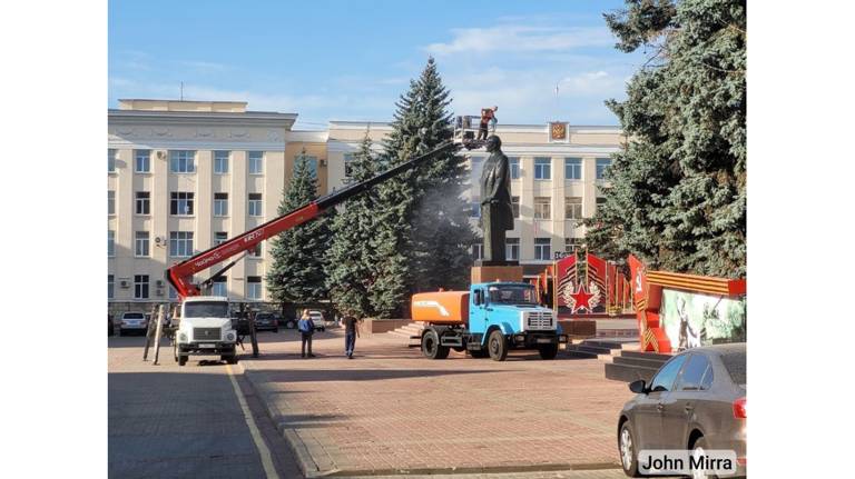 В Брянске накануне Дня города помыли памятник Ленину