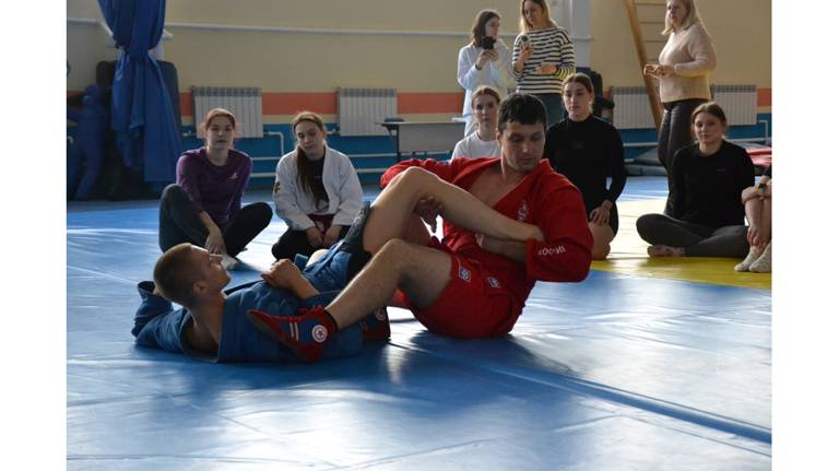 Брянский чемпион Артем Осипенко провел мастер-класс по самбо для студентов БГУ