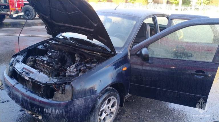 В центре Дятькова вспыхнула легковушка: водитель не пострадал