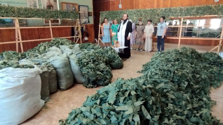 Брянский священник освятил партию маскировочных сетей перед отправкой на СВО