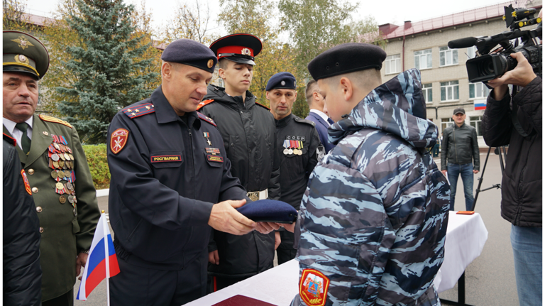 Юный брянский герой Федор Симоненко получил берет собровца и погоны кадета