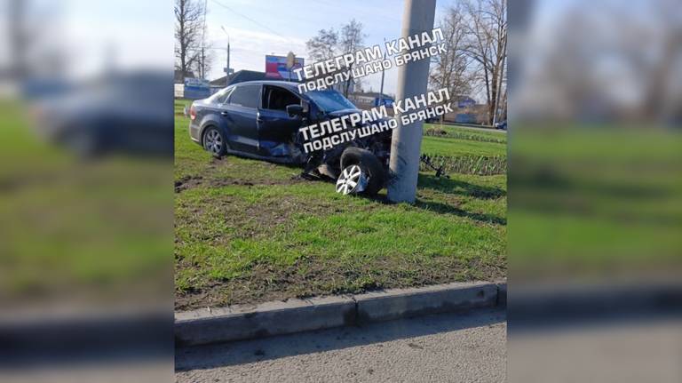 В Брянске на проспекте Станке Димитрова иномарка протаранила столб