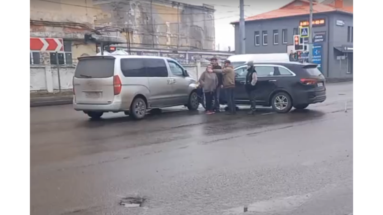 В Брянске на улице Литейной столкнулись минивэн и легковушка
