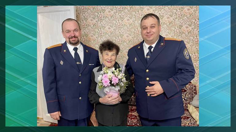 В Почепе следователи поздравили со 100-летним юбилеем участницу Великой Отечественной войны