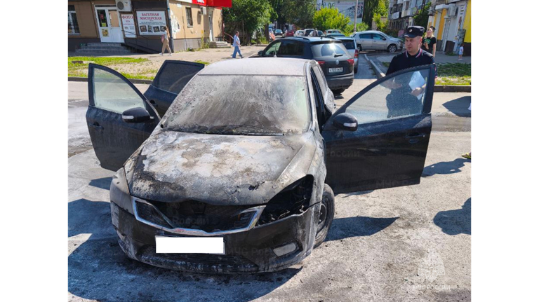 Горящую легковушку на проспекте Московском в Брянске тушили две пожарные машины