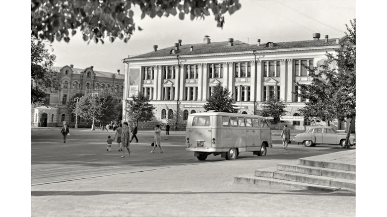 Жителям Брянска показали вид на областную библиотеку начала 1970-х