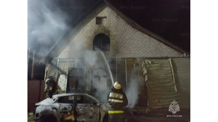 В Почепском районе ночью из-за автомобиля загорелся дом