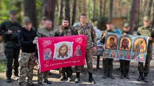 Брянский священник передал гуманитарный груз бойцам в приграничье