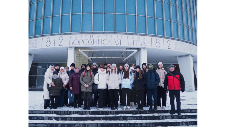 Брянские школьники вместе с матерью героя СВО посетили новогоднюю Москву