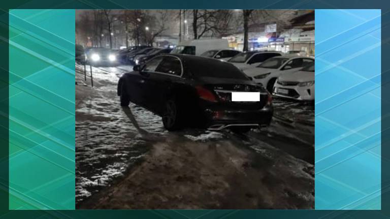 В Брянске 29-летнюю девушку на Mercedes оштрафовали за парковку на тротуаре