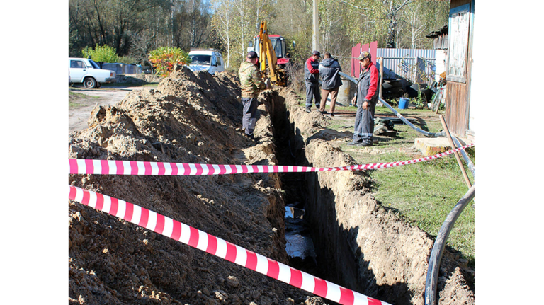 В брянском поселке Суземка прокладывают водопровод по улице Молодежной