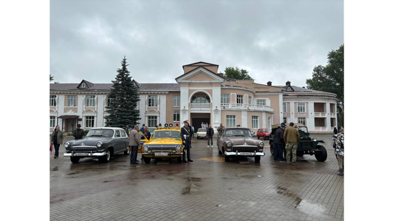 В брянском поселке Белые берега День молодежи отметили выставкой ретромобилей
