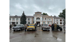 В брянском поселке Белые берега День молодежи отметили выставкой ретромобилей