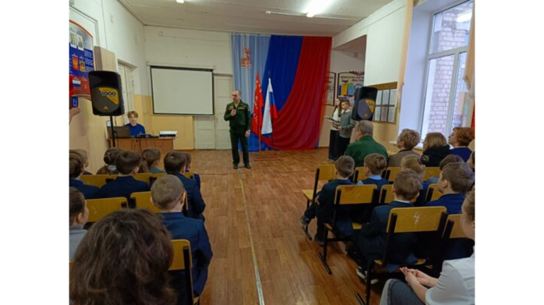 Почепские школьники встретились с бойцом СВО Андреем Щербаковым