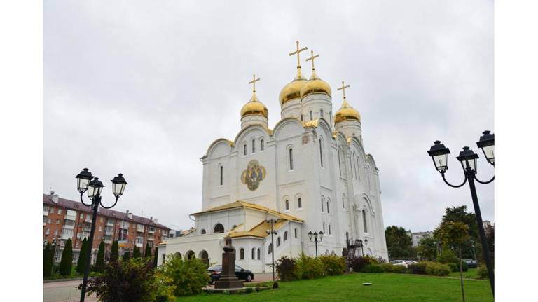 Православные брянцы отмечают праздник Воздвижения Креста Господня