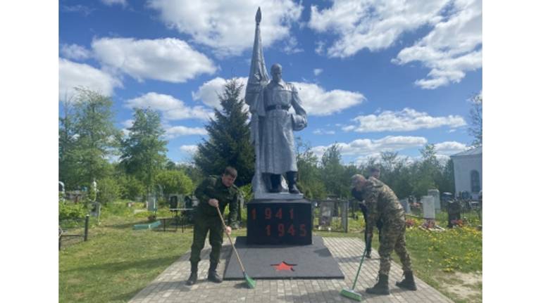 Брянские следователи привели в порядок памятник воинам-освободителям