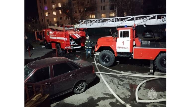 В Брянске потушили пожар в квартире многоэтажки по переулку 2-му Советскому