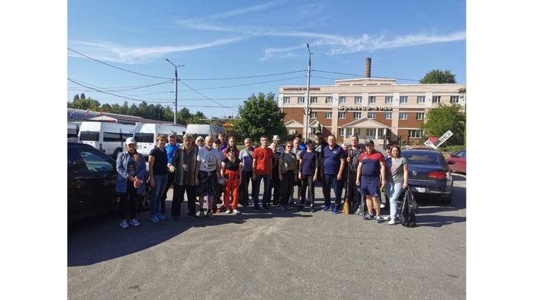 В Брянске сотрудники центра спортивной подготовки поучаствовали в субботнике