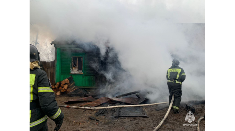 В брянской деревне Тростань огонь уничтожил жилой дом