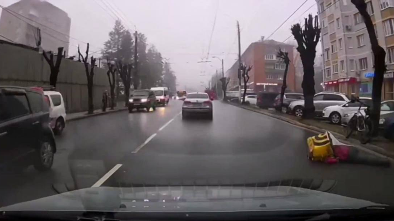 В Брянске на улице Красноармейской сбили курьера