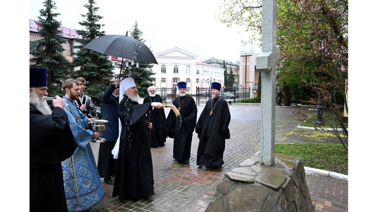 В Брянске митрополит Александр освятил поклонный крест в парке Толстого