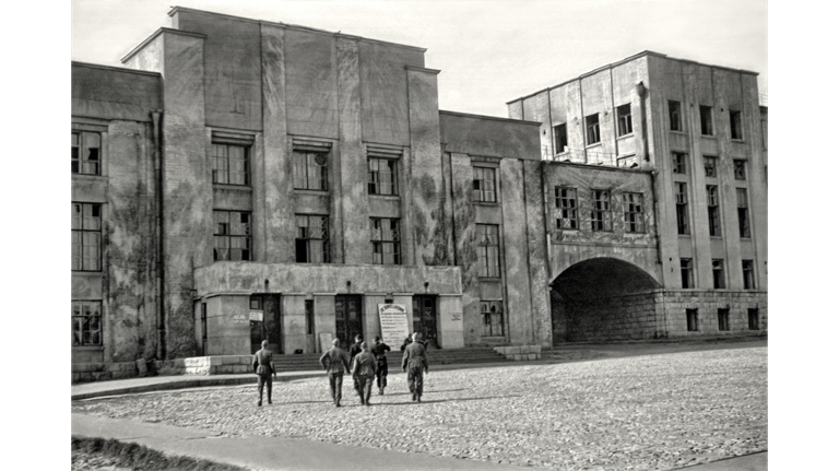 В Брянске показали сделанное в 1942 году фото драмтеатра