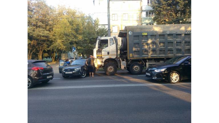 В Брянске на «Мечте» грузовик врезался в легковушку