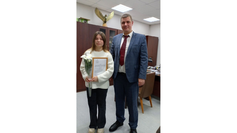 Сироте из брянского поселка Климово торжественно вручили жилищный сертификат