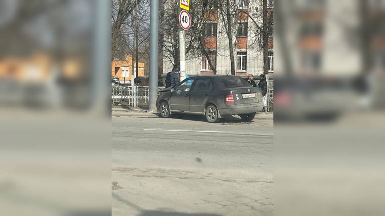 В Брянске на улице Бежицкой иномарка протаранила столб