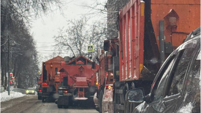 Брянские дорожники с ночи продолжают уборку снега на трассах