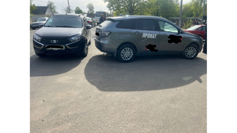 В Новозыбкове автомобиль сети проката попал в ДТП