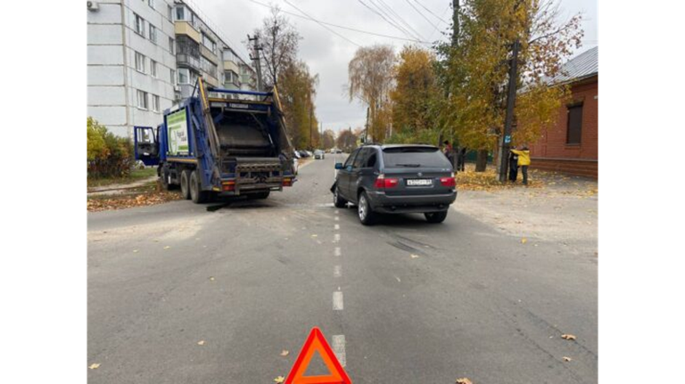 В Новозыбкове на перекрестке не поделили дорогу BMW и мусоровоз