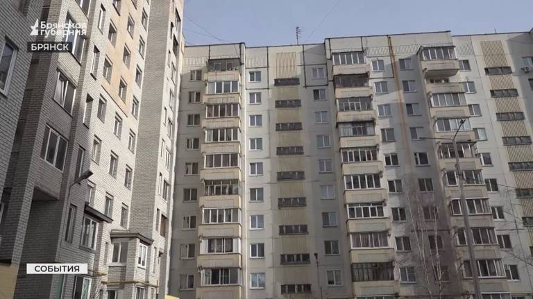 Жильцы многоэтажки в Брянске пожаловались на нерасторопность рабочих при замене лифтов (ВИДЕО)