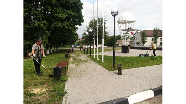 В Клинцах десантники навели порядок у памятного комплекса воинам ВДВ