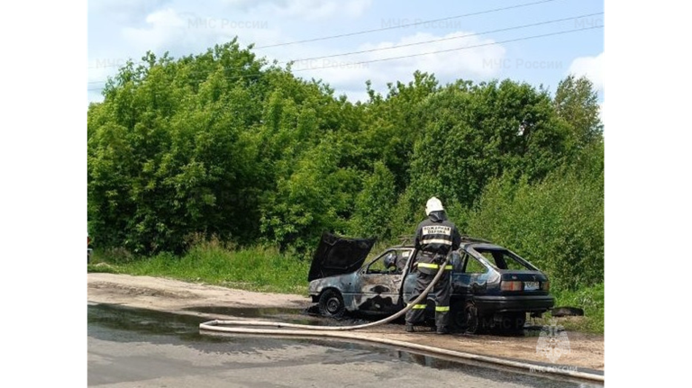 В Дубровке сгорел легковой автомобиль