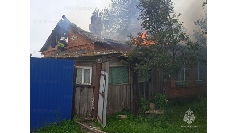 В поселке Красный Стародубского округа сгорел жилой дом