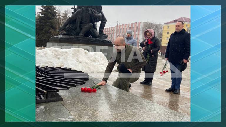 Председатель Народного Совета ДНР Артём Жога возложил цветы к Вечному огню в Брянске
