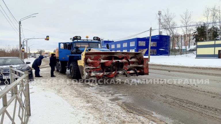 На борьбу со снегом в Брянске выехал шнекороторный «Урал»